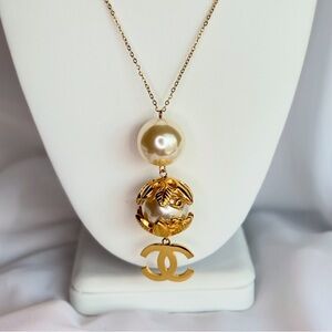 Chic Gold and Pearl Necklace